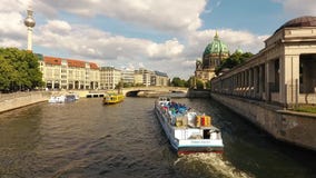 Schiff auf Gelagefluß naer Berlin Cathedral im Juni 2016 stock footage Schiff auf Gelagefluß naer Berlin Cathedral im Juni 2016 stock footage