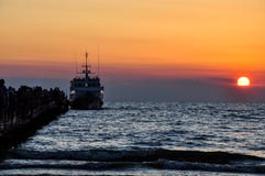 Schiff bei Sonnenuntergang lizenzfreie stockfotografie Schiff bei Sonnenuntergang lizenzfreie stockfotografie