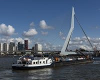 Schiff Walburg-Segeln in Richtung zu ERASMUS-Brücke Rotterdam lizenzfreie stockfotos Schiff Walburg-Segeln in Richtung zu ERASMUS-Brücke Rotterdam lizenzfreie stockfotos