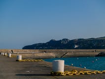 Schiffspoller und Ketten im Hafen lizenzfreies stockfoto Schiffspoller und Ketten im Hafen lizenzfreies stockfoto
