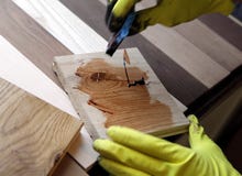 Schilder die een penseel over houten oppervlakte houden stock afbeelding Schilder die een penseel over houten oppervlakte houden stock afbeelding