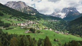 Schilderachtig Dorp in de Italiaanse Alpen royalty-vrije stock afbeeldingen Schilderachtig Dorp in de Italiaanse Alpen royalty-vrije stock afbeeldingen