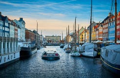 Schilderachtige Nyhavn, de de 17de eeuwwaterkant, het kanaal en het vermaakdistrict in Kopenhagen stock fotografie Schilderachtige Nyhavn, de de 17de eeuwwaterkant, het kanaal en het vermaakdistrict in Kopenhagen stock fotografie