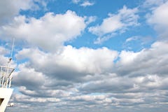 Schipstructuren, masten, antennes, trechter, schipstuurhut tegen de blauwe hemel en wolken stock fotografie Schipstructuren, masten, antennes, trechter, schipstuurhut tegen de blauwe hemel en wolken stock fotografie