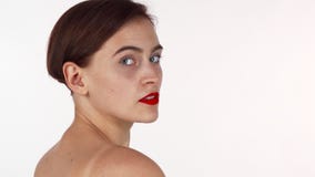 Schitterende korte haired vrouw die aan de camera sensually kijken stock footage Schitterende korte haired vrouw die aan de camera sensually kijken stock footage