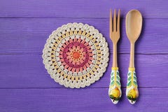 Schitterende Mandala Crochet Doily en lepel met vork voor salades royalty-vrije stock afbeelding Schitterende Mandala Crochet Doily en lepel met vork voor salades royalty-vrije stock afbeelding