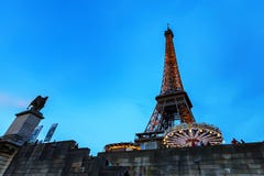 Schitterende mening van de Toren van Eiffel met dramatische hemel Stock Fotografie Schitterende mening van de Toren van Eiffel met dramatische hemel Stock Fotografie