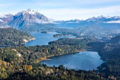 Schitterende mening vanaf de bovenkant van Cerro Companario in Argentinië ` s Patagonië stock afbeelding Schitterende mening vanaf de bovenkant van Cerro Companario in Argentinië ` s Patagonië stock afbeelding