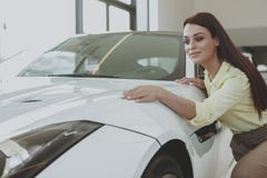 Schitterende vrouw die nieuwe auto kopen bij het handel drijven stock fotografie Schitterende vrouw die nieuwe auto kopen bij het handel drijven stock fotografie