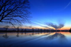Schitterende zonsondergang over het meer royalty-vrije stock fotografie Schitterende zonsondergang over het meer royalty-vrije stock fotografie