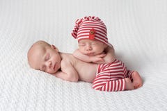 Schlafende neugeborene Doppelbabys stockfotografie Schlafende neugeborene Doppelbabys stockfotografie