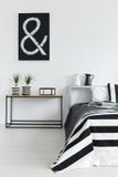 Schlafzimmer mit Tabelle und Dekorationen stock abbildung Schlafzimmer mit Tabelle und Dekorationen stock abbildung