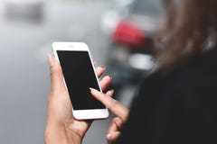Schließen Sie herauf Hand der jungen MischrasseGeschäftsfrau, die Telefonkontakt mit Partner an im Freien, Geschäftsleute Erfolg Stockfotos Schließen Sie herauf Hand der jungen MischrasseGeschäftsfrau, die Telefonkontakt mit Partner an im Freien, Geschäftsleute Erfolg Stockfotos