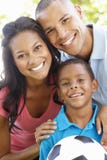 Schließen Sie herauf Porträt der jungen Afroamerikaner-Familie lizenzfreies stockfoto Schließen Sie herauf Porträt der jungen Afroamerikaner-Familie lizenzfreies stockfoto