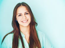 Schließen Sie herauf Porträt eines schönen netten jugendlich smilling Mädchens lizenzfreies stockbild Schließen Sie herauf Porträt eines schönen netten jugendlich smilling Mädchens lizenzfreies stockbild