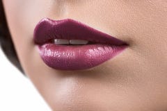 Schließen Sie herauf Schuss der Lippen eines tragenden Lippenstift oder Lippeder frau glo stockfoto Schließen Sie herauf Schuss der Lippen eines tragenden Lippenstift oder Lippeder frau glo stockfoto