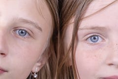 Schließen Sie herauf zwei Augen des jungen Mädchens, sie betrachten die Kamera, Paarporträtkinder, Makro stockbilder Schließen Sie herauf zwei Augen des jungen Mädchens, sie betrachten die Kamera, Paarporträtkinder, Makro stockbilder