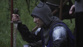 Schlie?en Sie oben auf der mittelalterlichen Axt und einem Sitzen auf dem Grundsoldaten stock footage Schlie?en Sie oben auf der mittelalterlichen Axt und einem Sitzen auf dem Grundsoldaten stock footage