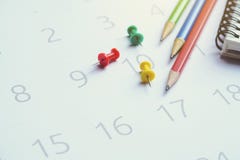 Schließen Sie oben vom Kalender und von den Bleistiften auf dem Tisch lizenzfreies stockfoto Schließen Sie oben vom Kalender und von den Bleistiften auf dem Tisch lizenzfreies stockfoto