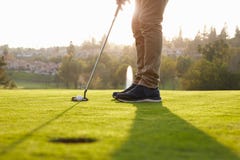 Schließen Sie oben vom männlichen Golfspieler, der Schlag auf Grün ausrichtet lizenzfreies stockfoto Schließen Sie oben vom männlichen Golfspieler, der Schlag auf Grün ausrichtet lizenzfreies stockfoto
