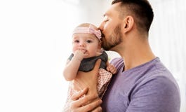 Schließen Sie oben vom Vater, der kleine Babytochter küsst stockbild Schließen Sie oben vom Vater, der kleine Babytochter küsst stockbild