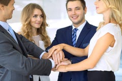 Schließen Sie oben von den Geschäftsleuten Verbindungshänden der Gruppe lizenzfreies stockbild Schließen Sie oben von den Geschäftsleuten Verbindungshänden der Gruppe lizenzfreies stockbild