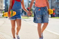 Schließen Sie oben von den jungen Paaren mit Skateboards in der Stadt lizenzfreies stockbild Schließen Sie oben von den jungen Paaren mit Skateboards in der Stadt lizenzfreies stockbild