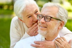 Schließen Sie oben von den älteren Paaren, die draußen flüstern Stockfotografie Schließen Sie oben von den älteren Paaren, die draußen flüstern Stockfotografie