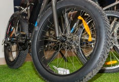Schließen Sie oben von der Fahrradfelge und vom Reifen lizenzfreie stockfotografie Schließen Sie oben von der Fahrradfelge und vom Reifen lizenzfreie stockfotografie