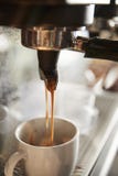Schließen Sie oben von der Kaffee-Maschine im Café stockbilder Schließen Sie oben von der Kaffee-Maschine im Café stockbilder