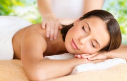 Schließen Sie oben von der Schönheit, die Massage am Badekurort hat lizenzfreies stockbild Schließen Sie oben von der Schönheit, die Massage am Badekurort hat lizenzfreies stockbild