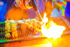 Schließen Sie oben von gegrillt in einem Grill auf Feuer Grillgrill mit v stockbild Schließen Sie oben von gegrillt in einem Grill auf Feuer Grillgrill mit v stockbild