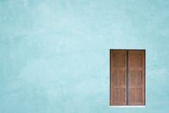 Schließen Sie oben von geschlossener alter Holztür im blauen Pastellbeton des leeren Raumes stockbilder Schließen Sie oben von geschlossener alter Holztür im blauen Pastellbeton des leeren Raumes stockbilder