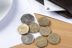 Schließen Sie oben von irgendeiner Prägung nahe bei einer Geldbörse mit Kreditkarte lizenzfreies stockbild Schließen Sie oben von irgendeiner Prägung nahe bei einer Geldbörse mit Kreditkarte lizenzfreies stockbild
