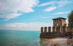 Schloss nahe bei dem Wasser in Sirmione stockfoto Schloss nahe bei dem Wasser in Sirmione stockfoto