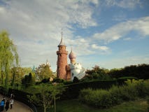 Schloss umgeben durch Garten lizenzfreie stockfotos Schloss umgeben durch Garten lizenzfreie stockfotos