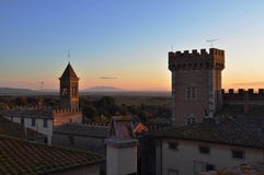 Schloss von Insel Bolgheri und Elbas im Sonnenuntergang lizenzfreies stockfoto Schloss von Insel Bolgheri und Elbas im Sonnenuntergang lizenzfreies stockfoto