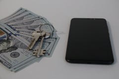 Schlüssel, Geld und Handy lizenzfreie stockbilder Schlüssel, Geld und Handy lizenzfreie stockbilder