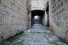 Schmale Straße in der alten Stadt von Korcula, Kroatien Lizenzfreies Stockbild Schmale Straße in der alten Stadt von Korcula, Kroatien Lizenzfreies Stockbild