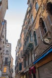 Schmaler Weg zwischen Altbauten in Venedig stockbilder Schmaler Weg zwischen Altbauten in Venedig stockbilder