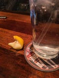 Schmelzwasser mit Zitrone und Stroh auf Tabelle in der Restauranteinstellung lizenzfreie stockbilder Schmelzwasser mit Zitrone und Stroh auf Tabelle in der Restauranteinstellung lizenzfreie stockbilder