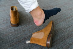 Schmerzliche Fersenwunde bemannt an die Füße, die durch neue Schuhe verursacht werden Gebrochenes ter stockbilder Schmerzliche Fersenwunde bemannt an die Füße, die durch neue Schuhe verursacht werden Gebrochenes ter stockbilder