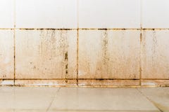 Schmutzig auf keramischer Wand im Badezimmer stockfoto Schmutzig auf keramischer Wand im Badezimmer stockfoto