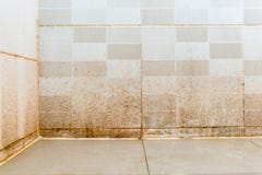Schmutzig auf keramischer Wand im Badezimmer lizenzfreie stockbilder Schmutzig auf keramischer Wand im Badezimmer lizenzfreie stockbilder