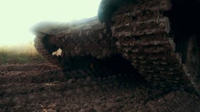Schmutzige Raupenfahrwerke auf Kriegsbehälter Raupenfahrwerke auf Militärbehälter stock footage Schmutzige Raupenfahrwerke auf Kriegsbehälter Raupenfahrwerke auf Militärbehälter stock footage