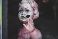 Schmutziges nacktes Plastikbaby - Puppe, welche die Tür am schauenden Metallshop unheimliche und gejagte spinnende Nahaufnahme be stockfoto Schmutziges nacktes Plastikbaby - Puppe, welche die Tür am schauenden Metallshop unheimliche und gejagte spinnende Nahaufnahme be stockfoto