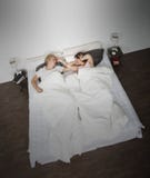 Schnarchender Mann lizenzfreie stockfotos Schnarchender Mann lizenzfreie stockfotos