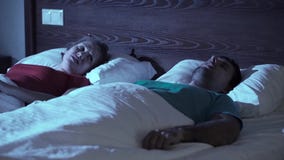 Schnarchender Mann Paare im Bett Schnarchender Mann Paare im Bett