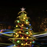 Schnee bedeckte Weihnachtsbaum mit multi farbigen Lichtern Stockbild Schnee bedeckte Weihnachtsbaum mit multi farbigen Lichtern Stockbild