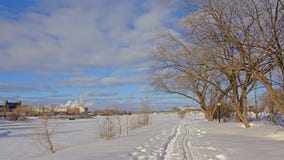 Schnee umfasste gehende Bahn entlang Ottawa-Fluss, mit Industriebauten des Rumpfbezirkes, Gatineau auf der anderen Seite stockfotografie Schnee umfasste gehende Bahn entlang Ottawa-Fluss, mit Industriebauten des Rumpfbezirkes, Gatineau auf der anderen Seite stockfotografie